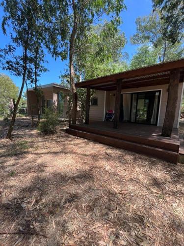 une maison avec une grande cour devant elle dans l'établissement Hermosa Casa y barbacoa en Balneario Solís con gran parque, a una cuadra de el mar, à Solís