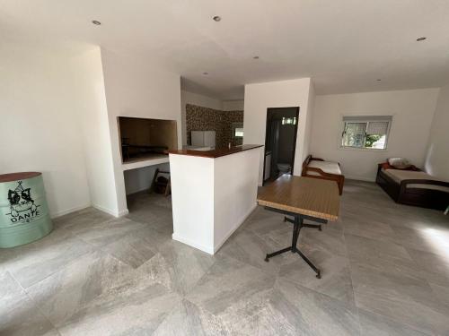 Cuisine ou kitchenette dans l'établissement Hermosa Casa y barbacoa en Balneario Solís con gran parque, a una cuadra de el mar