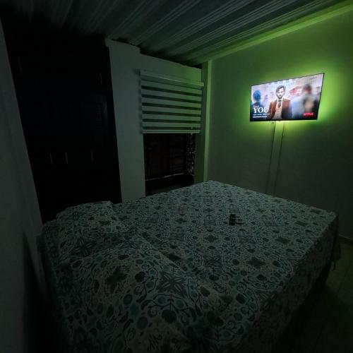 a bedroom with a bed and a tv on the wall at Apartamento Con Entrada independiente, 2 Habitaciones y 1 Baño in Ibagué