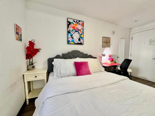 Cama o camas de una habitación en Micro Studio Apartment 10 Minutes Walk To University of Washington