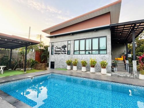 a house with a swimming pool in front of it at Winlanee Pool Villa Hatyai in Ban Khlong Toei (1)