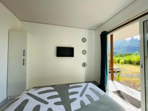 Una cama o camas en una habitación de Okatea Lodge