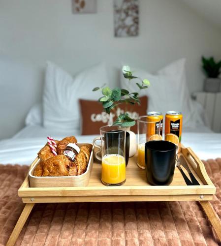 - un plateau de nourriture sur une table avec du jus d'orange dans l'établissement Appartement Cosy avec Netflix et parking gratuit, à Montataire