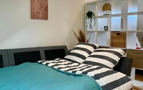 un lit avec deux oreillers dessus dans une chambre dans l'établissement Appartement Cosy avec Netflix et parking gratuit, à Montataire