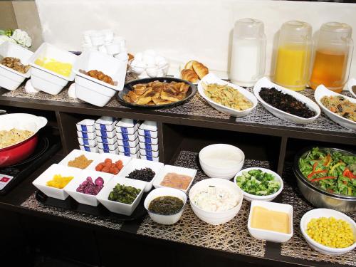 ein Buffet mit vielen verschiedenen Speisen in der Unterkunft Hotel Pearl City Kesennuma in Kesennuma