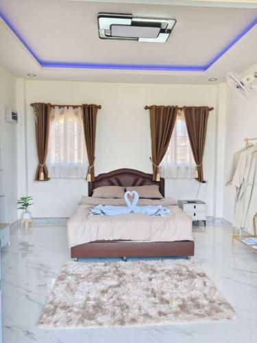 a bedroom with a bed and a rug at หลงเขา Chiang Dao in Ban Thung Lakhon