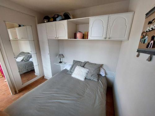 - une petite chambre avec un lit et des placards blancs dans l'établissement Bel appartement 2 pièces, terrasse, parking, Serre Chevalier - FR-1-330E-138, à Saint-Chaffrey