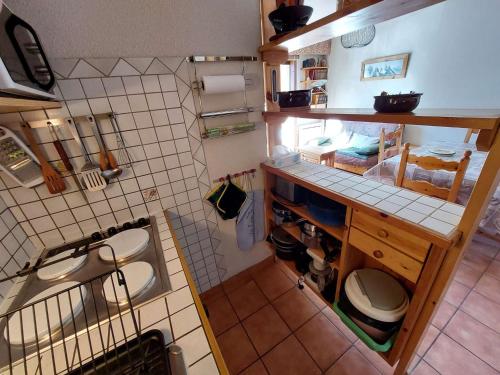 une petite cuisine avec un évier et un comptoir dans l'établissement Bel appartement 2 pièces, terrasse, parking, Serre Chevalier - FR-1-330E-138, à Saint-Chaffrey