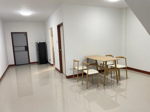 a dining room with a table and chairs in a room at Gips Home in Ban Mae Hom