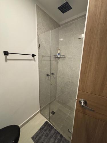 Parque 93 Chicó tesisinde bir banyo