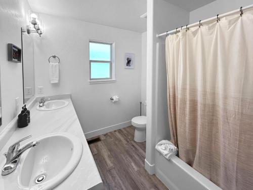 Un baño de Bark and Bike Abode home