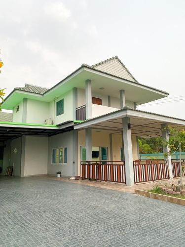 U TapaoにあるHansaHouse Sattahip - Utapaoの前に私道がある家