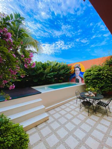 un patio con piscina, tavolo e sedie di Amador by Suasana Villa a Jarakan