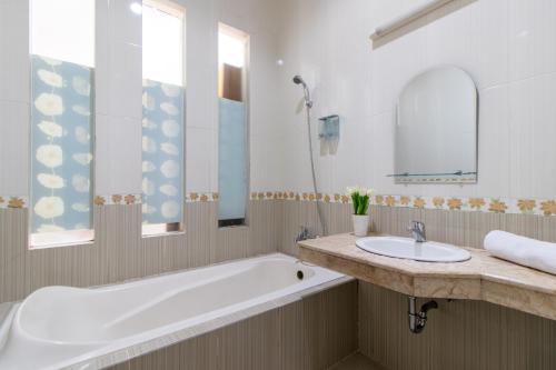 Ванная комната в Family Only Villa with City View - De Reiz Spring Hills Syariah 4BR