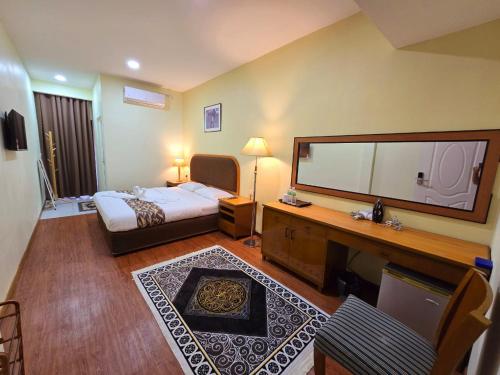 Postel nebo postele na pokoji v ubytování Grand Luxury Hotel Semporna