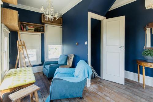 a blue living room with a blue wall at Yarra Valley Grand in Yarra Glen