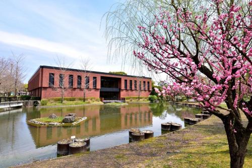アパートメントの近くを流れる川の景色