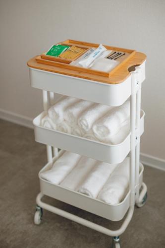 a rolling cart with a cutting board on top at Coda House in Aoichō