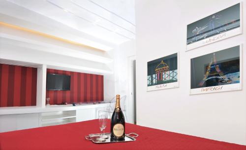 una bottiglia di champagne seduta su un tavolo in una stanza di Il Cavaliere a Roma