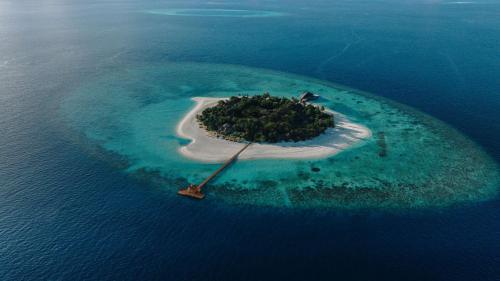 an island in the middle of the ocean at Banyan Tree Vabbinfaru in Male City