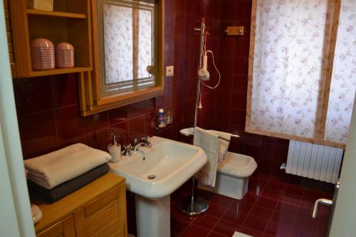 A bathroom at B&B Un mare di Gioia
