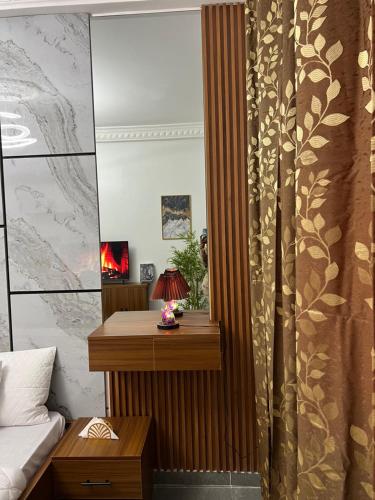 TV a/nebo společenská místnost v ubytování Luxury chambre accès résidence1 Ngor-Almadies