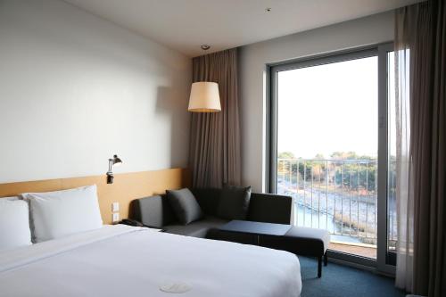 Postel nebo postele na pokoji v ubytování Nest Hotel Incheon