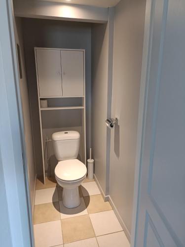 une salle de bain avec toilettes dans une petite pièce dans l'établissement La détente, à Saint-Georges-de-Pointindoux