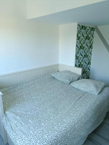 un lit avec deux oreillers dessus dans une chambre dans l'établissement La détente, à Saint-Georges-de-Pointindoux