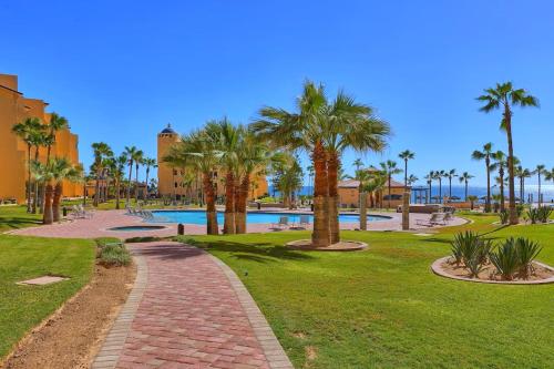 a park with palm trees and a swimming pool at 301 C Princesa de peñasco in Puerto Peñasco
