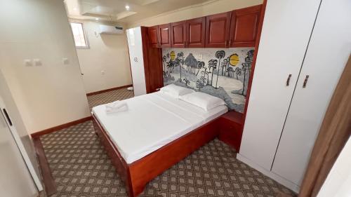 ein kleines Zimmer mit einem kleinen Bett darin in der Unterkunft Studio LCE VIP in New Deido