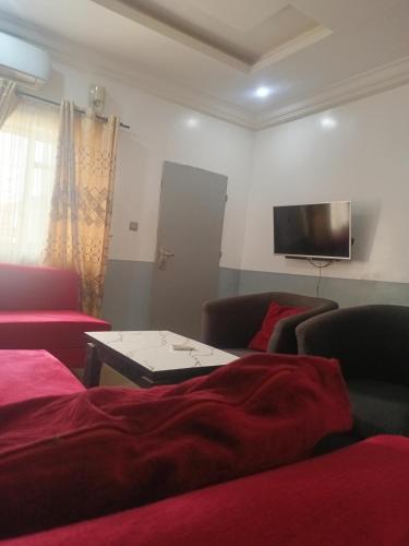 Televisyen dan/atau pusat hiburan di Angels Court Hotel and Suites