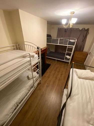 Gallery image of Shared Male Room in Swords