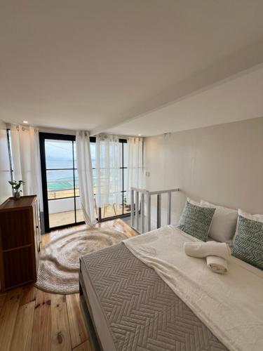 En eller flere senge i et værelse på Casa Aya Suites