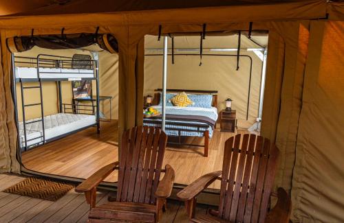 Posezení v ubytování Lake Brockman Tourist Park - Glamping Tent