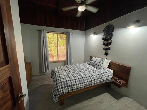 Katil atau katil-katil dalam bilik di 16 minutes from Tamarindo