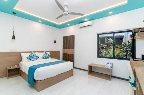 a bedroom with a bed and a window at Ukulhas Sands in Ukulhas
