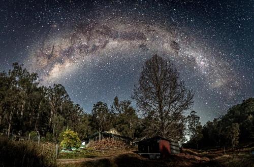 a starry night with a barn and the milky way at Willow's Retreat in Wattagong