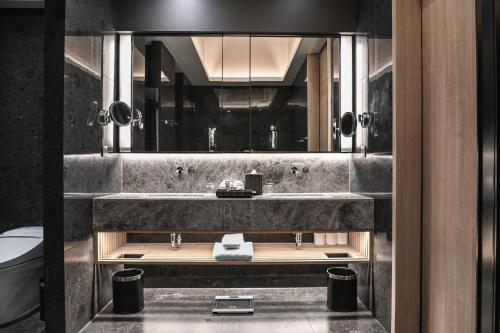 Bilik mandi di Marriott Executive Apartments, Bangkok Townhall Sukhumvit