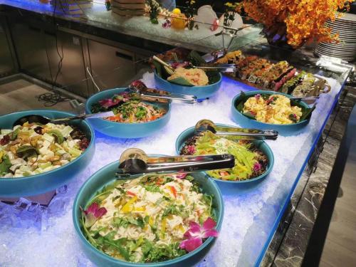 a buffet with many bowls of food on a table at 开芯国际大酒店 in Guangzhou