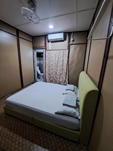 a bed in the back of a small room at Benteng Taman Negara in Jerantut
