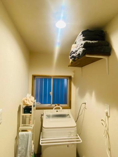 a room with a hospital room with a window at La casa de Ikuchijima in Onomichi