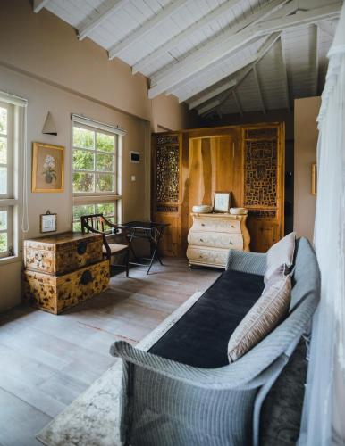 Giường trong phòng chung tại Koggala Lake Villa 2