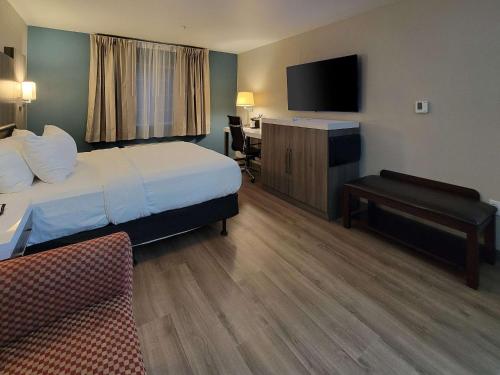 Postel nebo postele na pokoji v ubytování Quality Inn Port Orchard