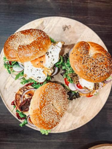 drei Sandwiches auf einem Teller auf einem Tisch in der Unterkunft Your private oasis in Cracow in Krakau