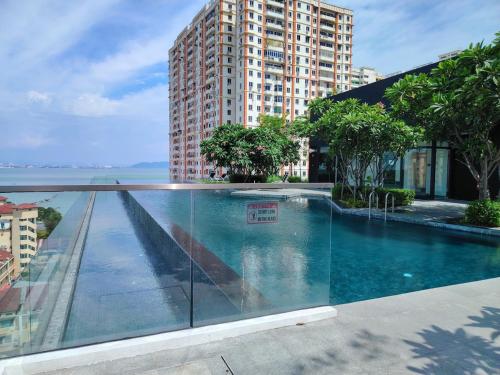 Kolam renang di atau dekat dengan 3BR-2Bath-Sea & City View New Condo in Georgetown 10pax