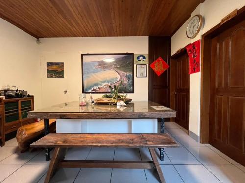 a table with a bench in a room at 九份山嶼海 in Jiufen