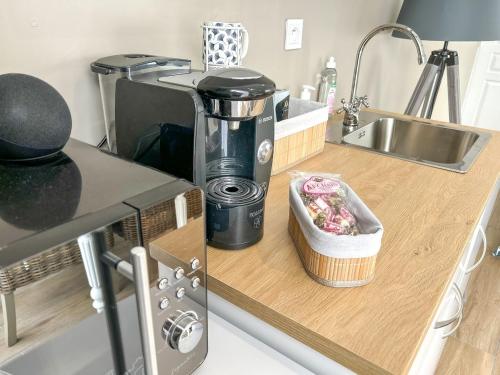 a kitchen counter with a coffee maker and a sink at Studio Cosy LA CASA DE LENA in Bousies