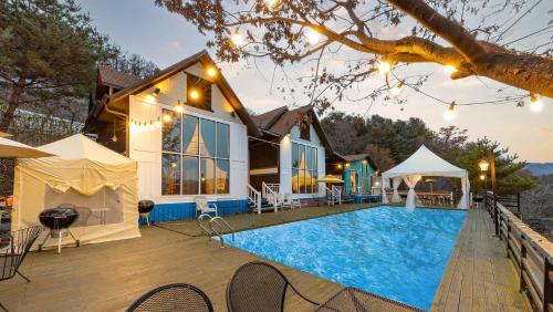 Kolam renang di atau dekat dengan Gapyeong Monami spa pension