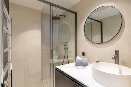 une salle de bain avec un lavabo et un miroir dans l'établissement 29 ANDRE - Luxurious apartment 20m from beaches - Villa royale Croisette, à Cannes
